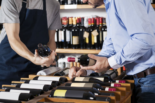 Kunde und Verkäufer bei Weinberatung 